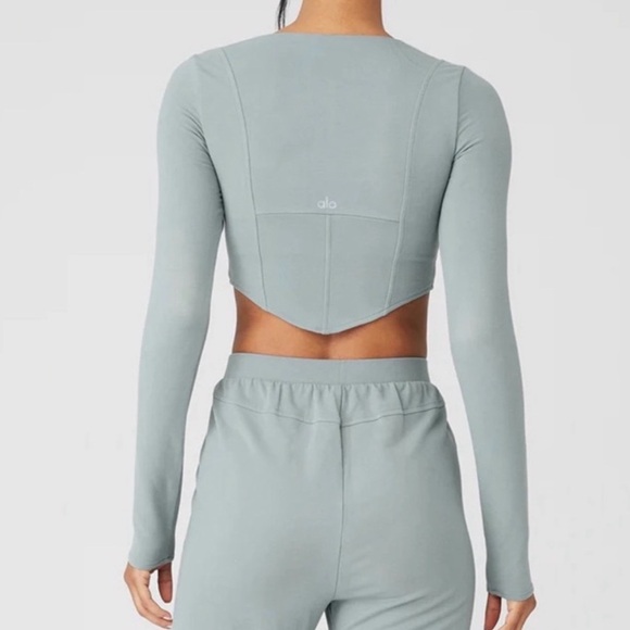 Alo Yoga Soft Sculpt Long Sleeve Corset Detail Crop Top Cosmic Gray Shelf Bra XS - Picture 7 of 9